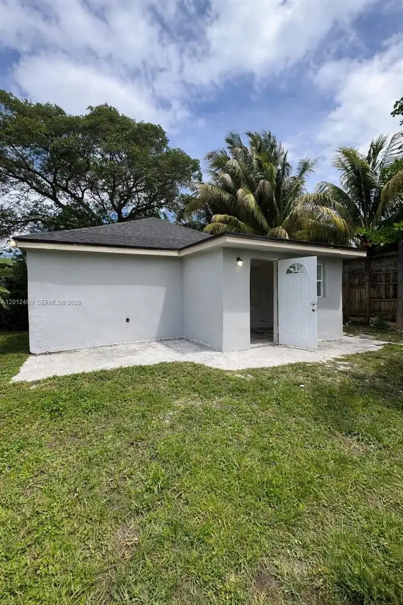 1861 NW 112th St, Miami FL 33167