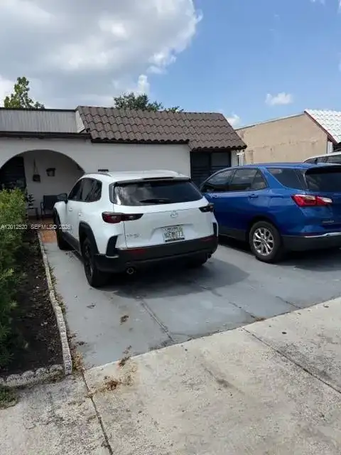 1656 W 57th Ter, Hialeah FL 33012 photo 2