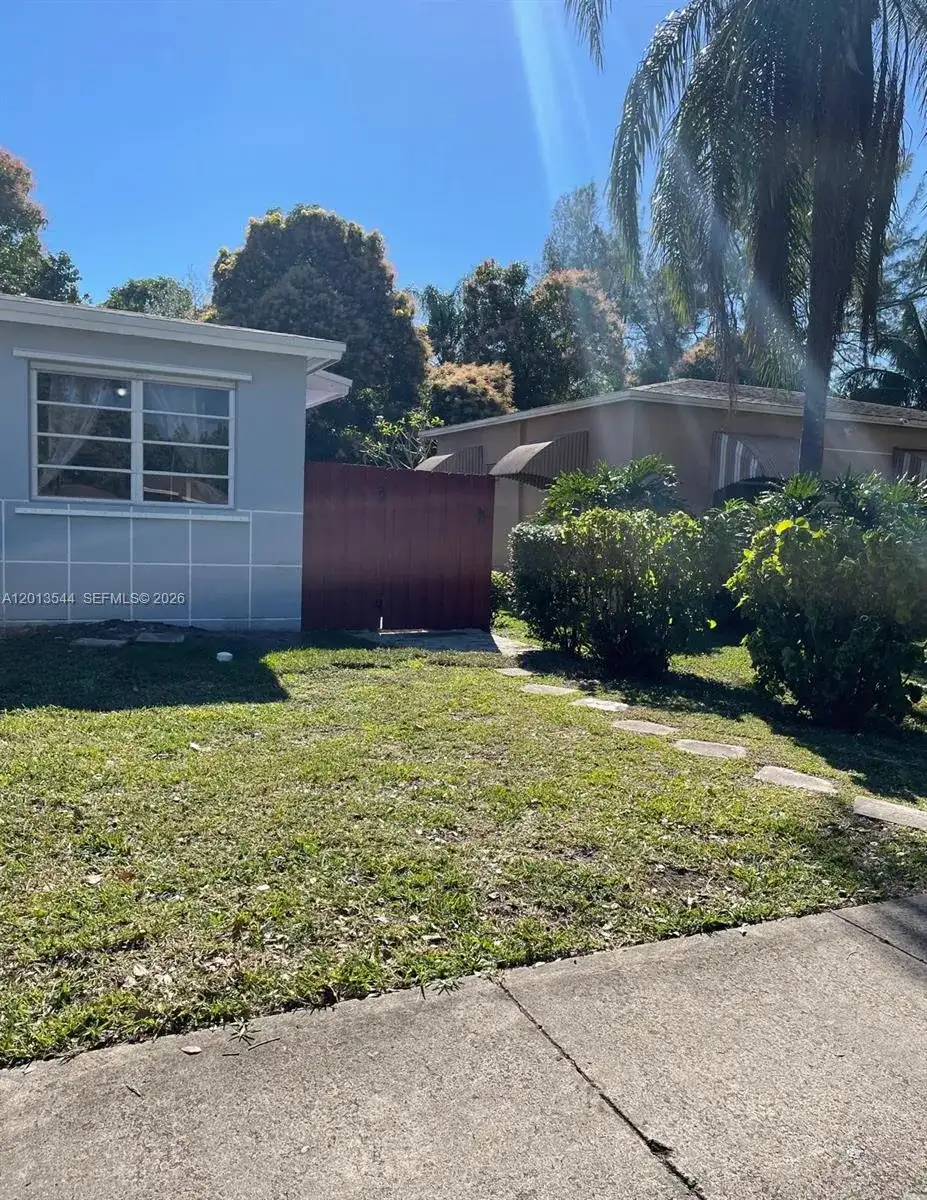 830 NE 159th St, North Miami Beach FL 33162 photo 2