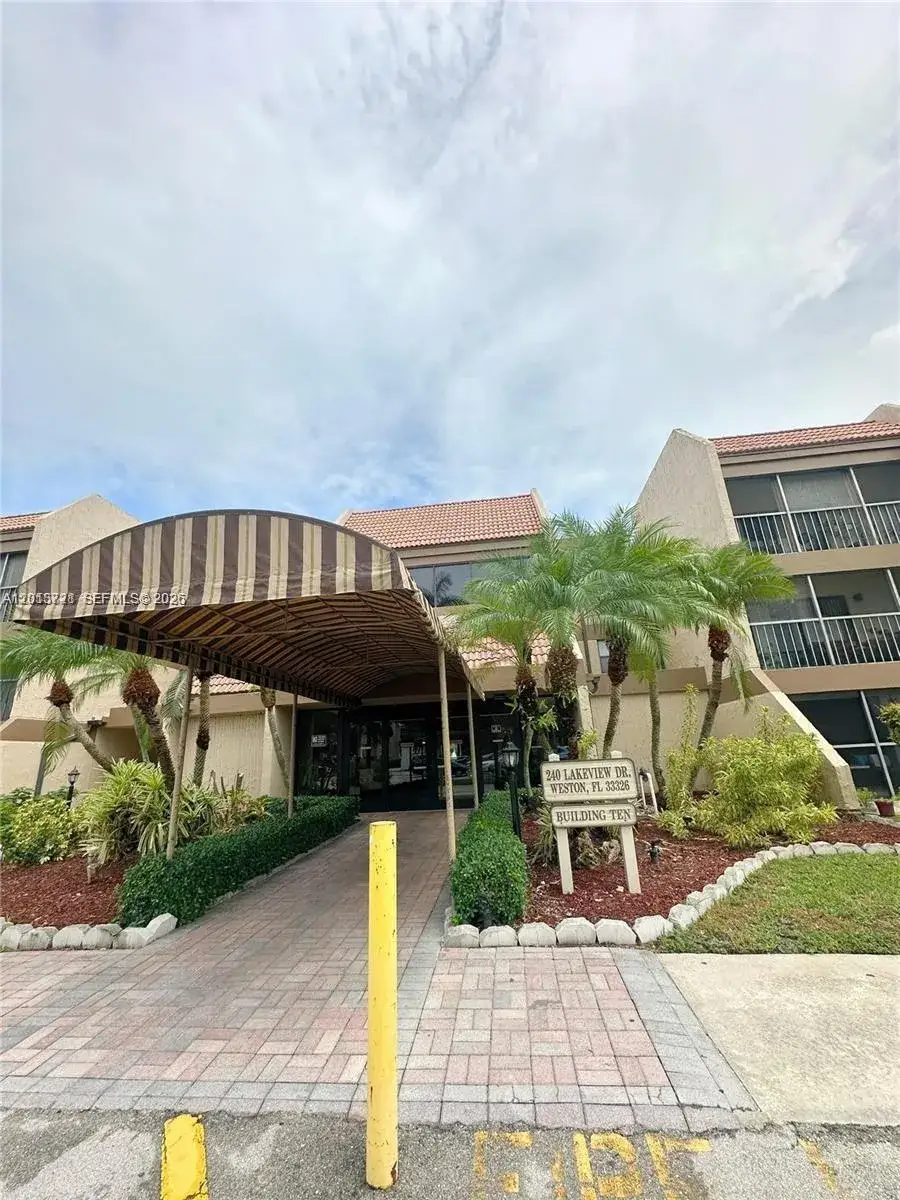 240 Lakeview Dr # 212, Weston FL 33326