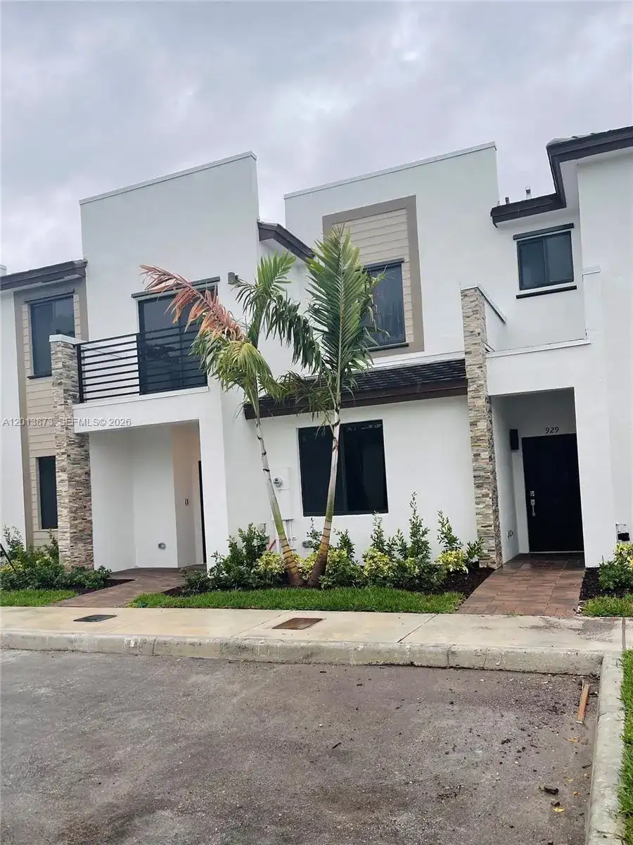 929 NE 211th St, Miami FL 33179 photo 2