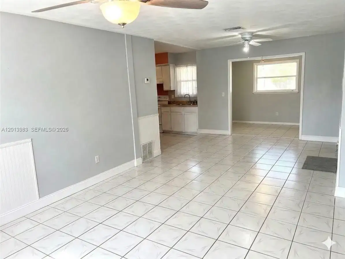 371 SW 67th Ter, Pembroke Pines FL 33023 photo 3