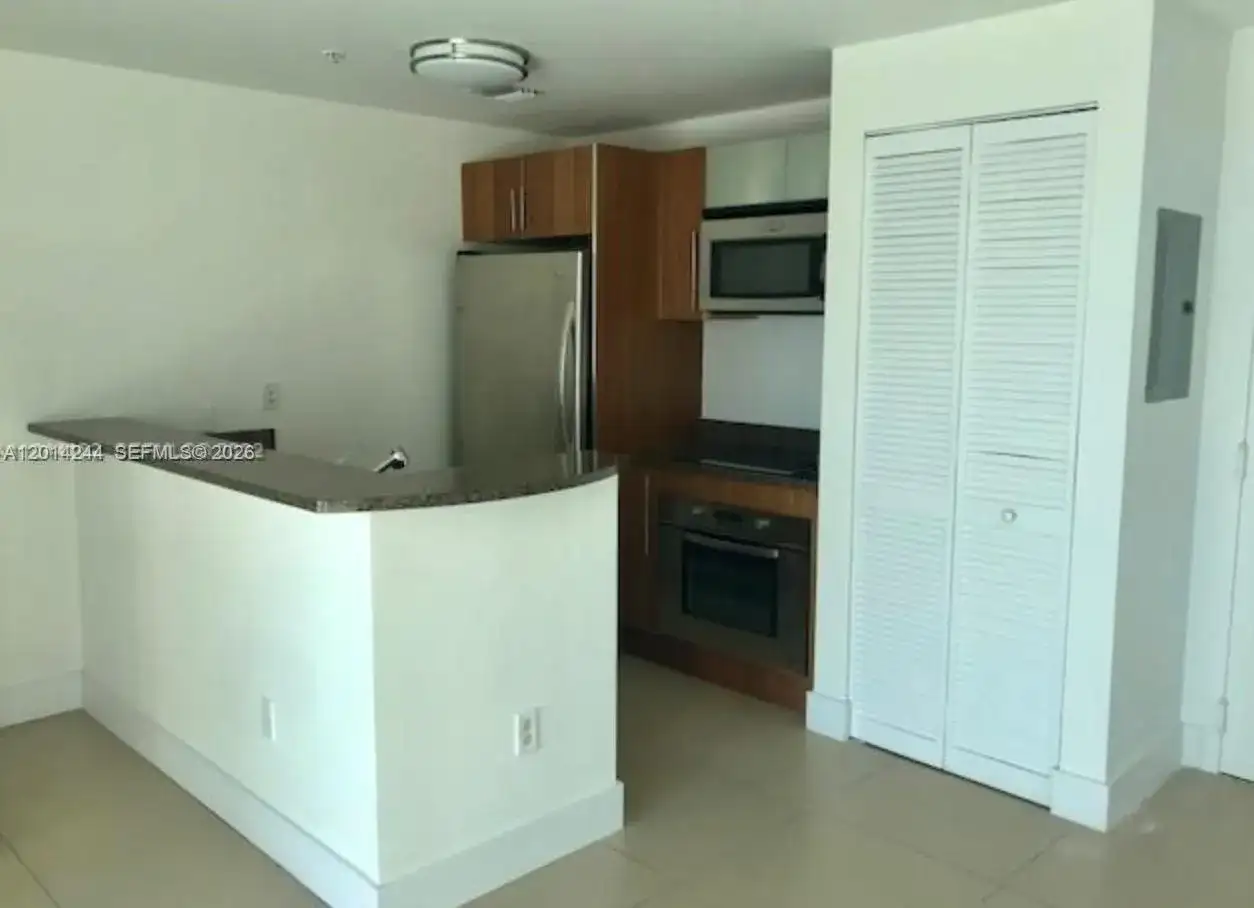 300 S Biscayne Blvd # L32, Miami FL 33131 photo 2