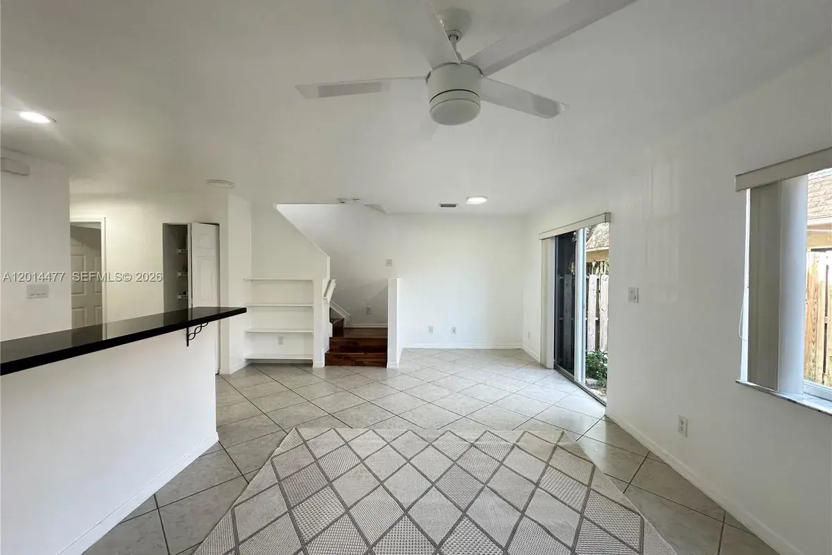 324 NE 3rd St # D, Hallandale Beach FL 33009