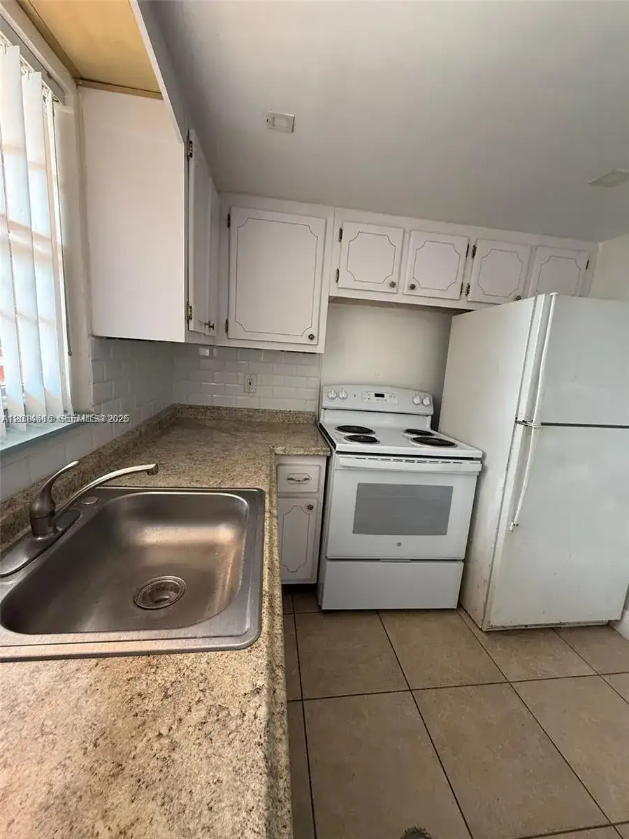 18707 NE 2nd Ave # 918, Miami FL 33179 photo 2
