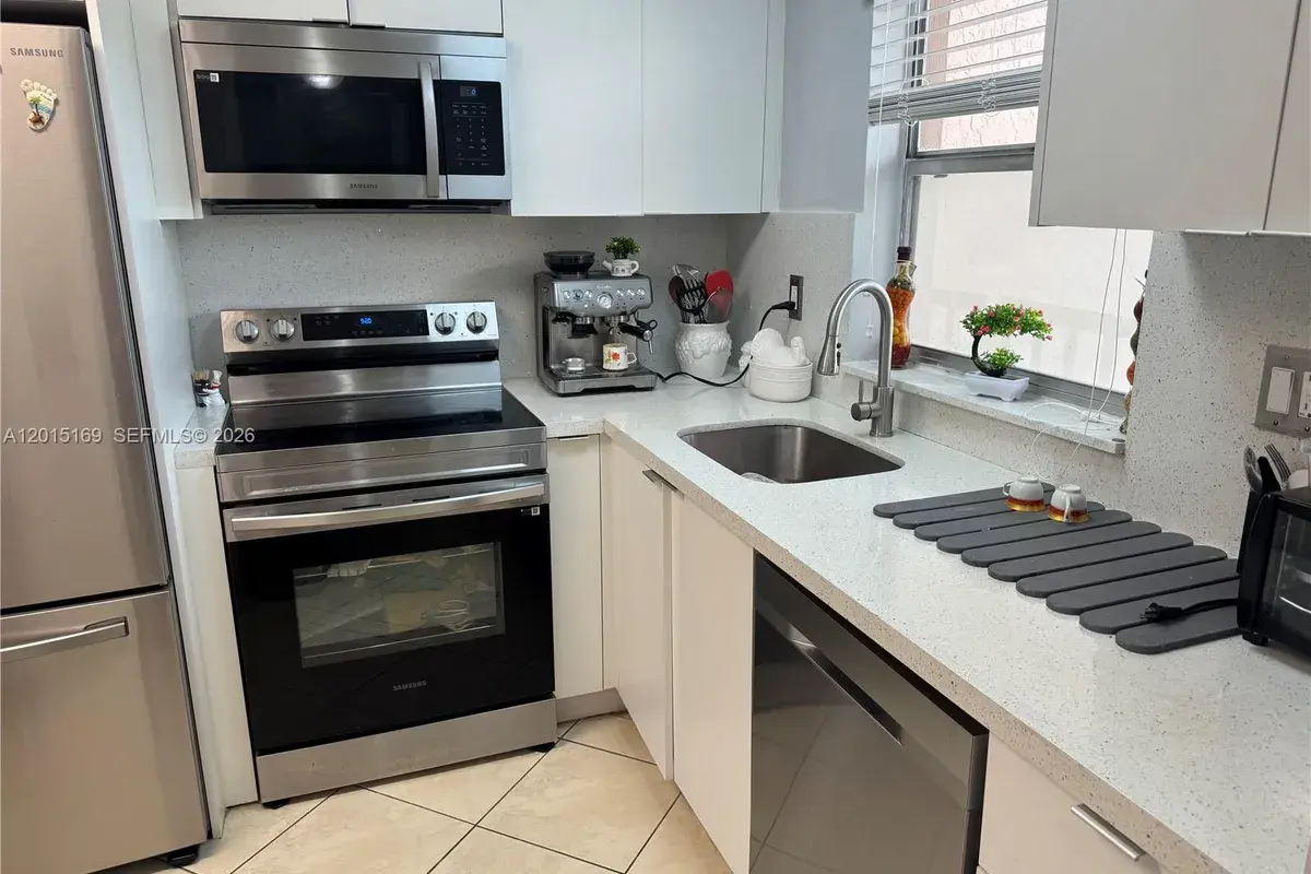 9580 Sunrise Lakes Blvd # 211, Sunrise FL 33322