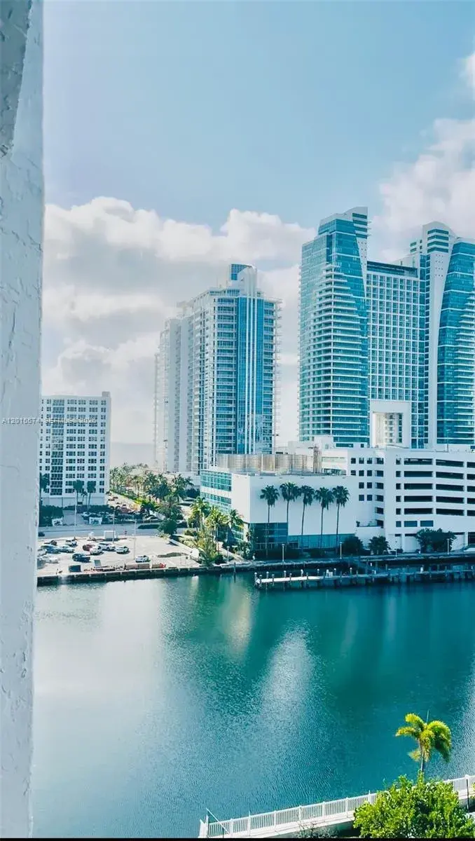 600 Parkview Dr # 1018, Hallandale Beach FL 33009