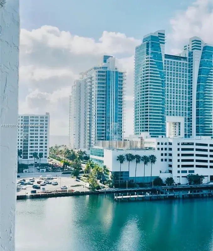 600 Parkview Dr # 1018, Hallandale Beach FL 33009