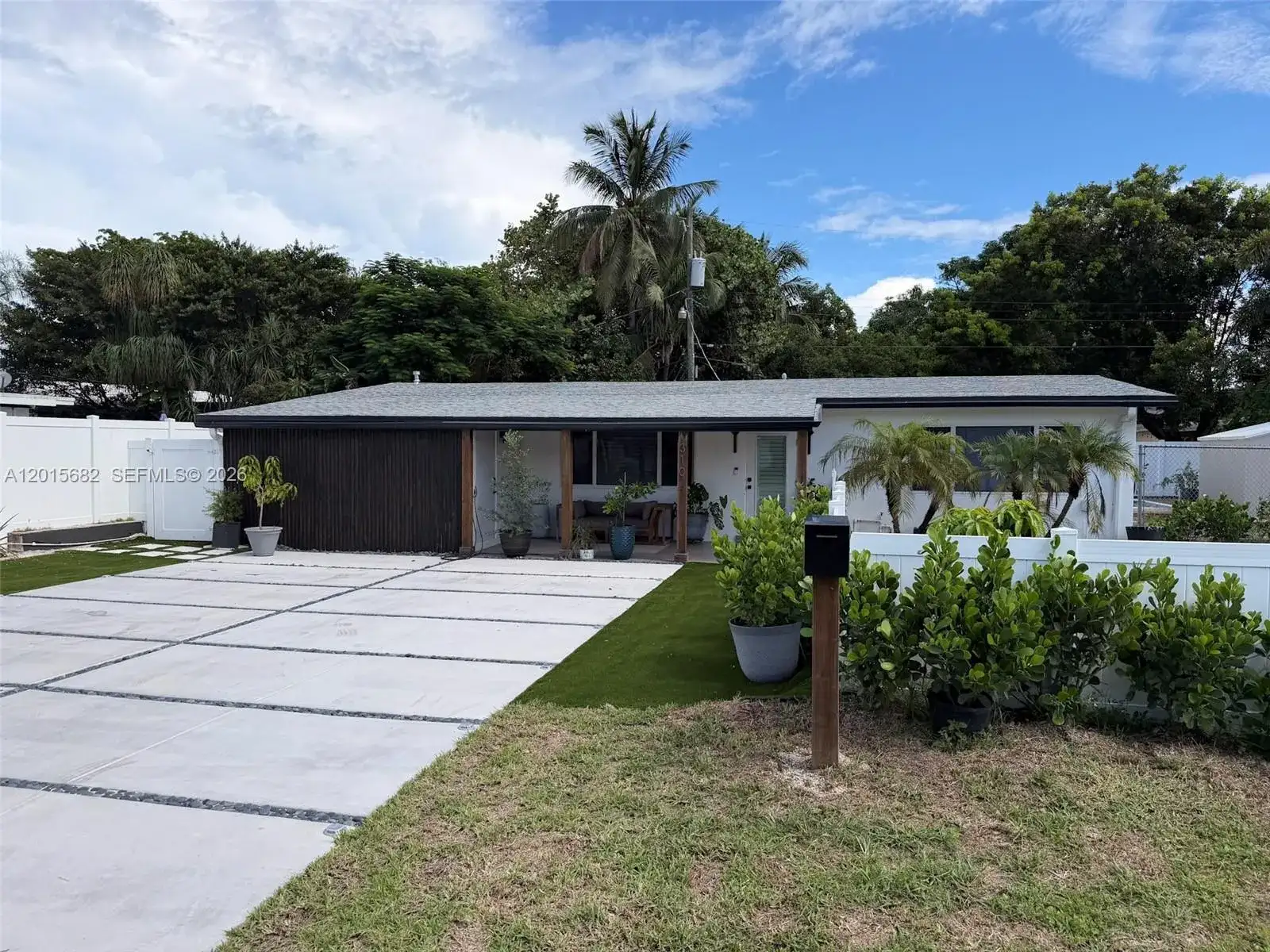 310 NE 12th Ave, Pompano Beach FL 33060 photo 2