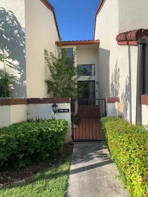 341 Ives Dairy Rd # 06, Miami FL 33179 photo 2
