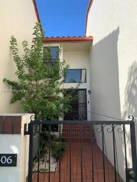 341 Ives Dairy Rd # 06, Miami FL 33179 photo 3