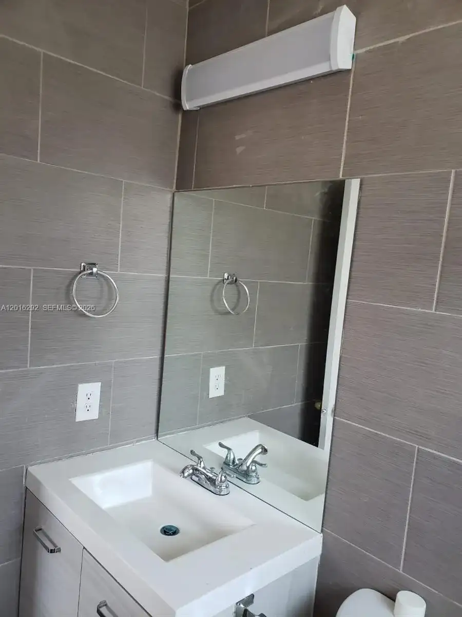 1800 NW 19th St # 9, Miami FL 33125 photo 4