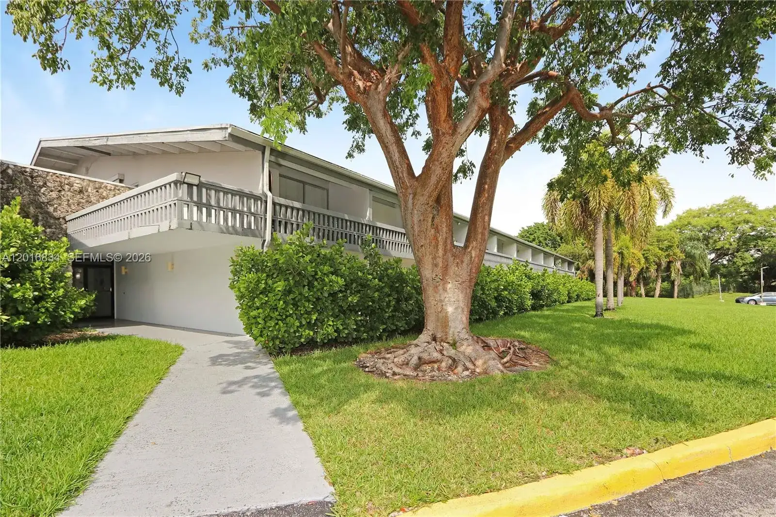 750 NE 195th St, Miami FL 33179 photo 2