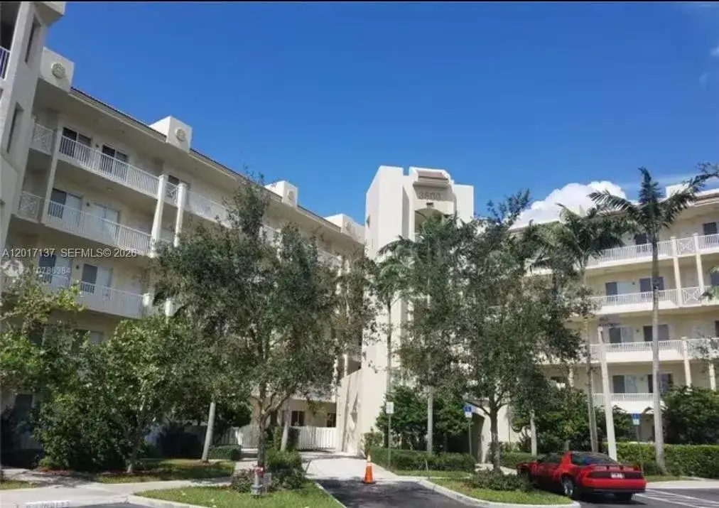 3500 Oaks Clubhouse Dr # 211, Pompano Beach FL 33069