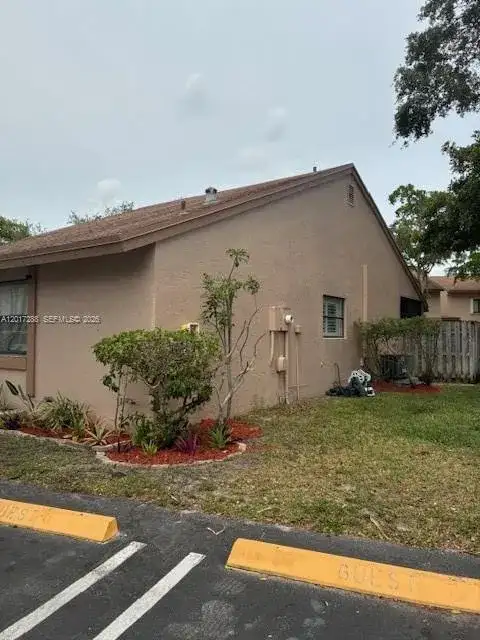 19 Chestnut Cir, Cooper City FL 33026 photo 2