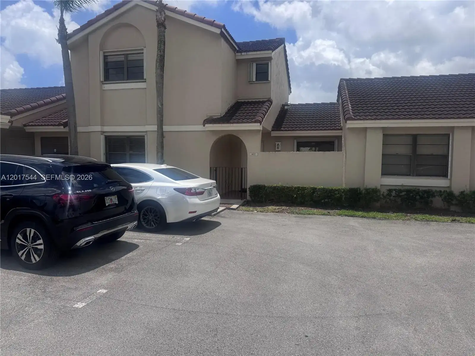 6532 NW 170th Ter, Hialeah FL 33015 photo 2