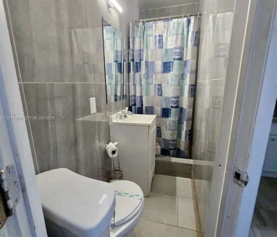 109 SE 9th St # 6, Hallandale Beach FL 33009