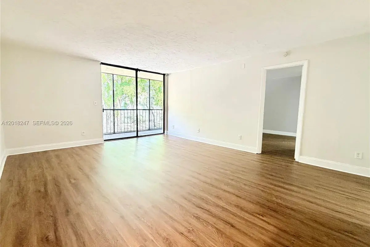 450 Commodore Dr # 214, Plantation FL 33325