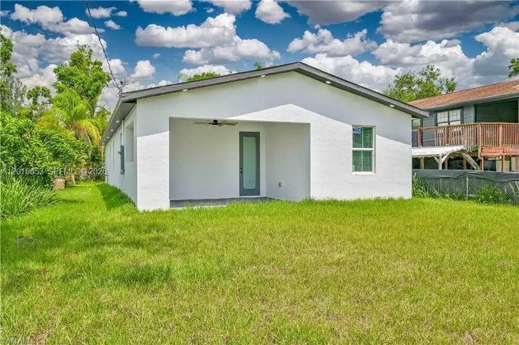 2223 Carver Ave, Other City - In The State Of Florida FL 33916 photo 2