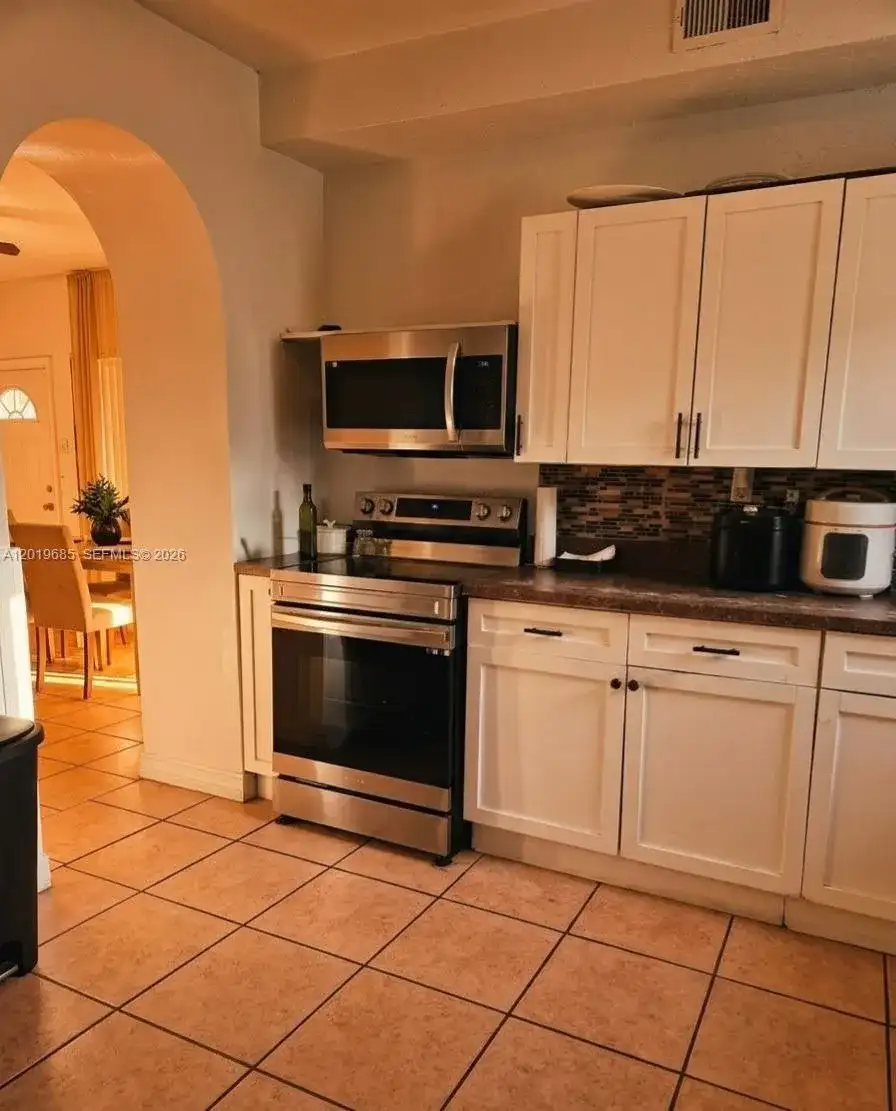 571 NE 172nd St, North Miami Beach FL 33162 photo 3