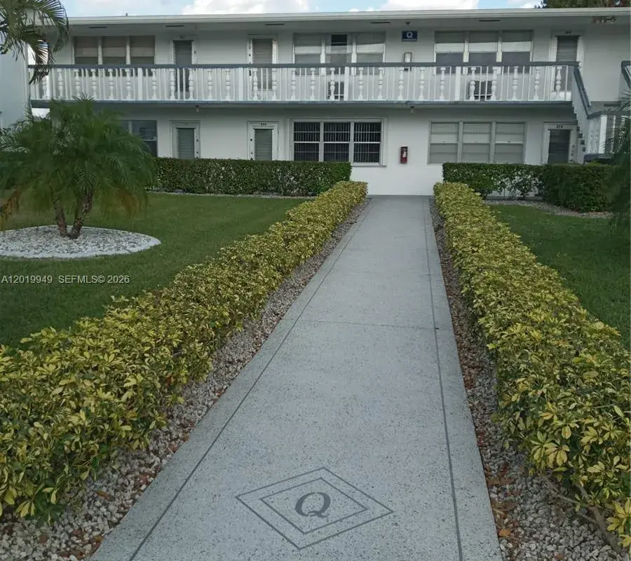 390 Windsor Q # 390, West Palm Beach FL 33417