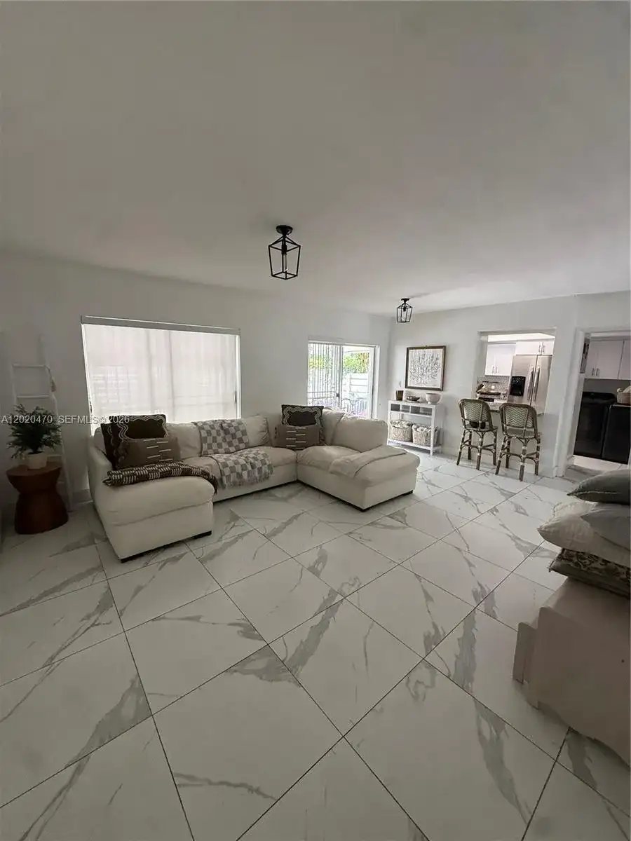 7443 Twin Sabal Dr, Miami Lakes FL 33014 photo 2