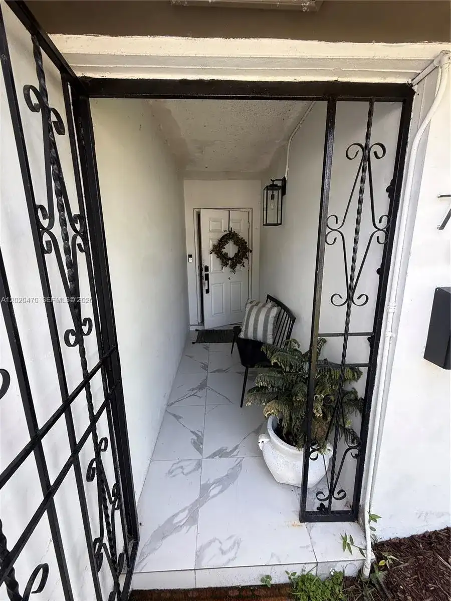 7443 Twin Sabal Dr, Miami Lakes FL 33014 photo 4