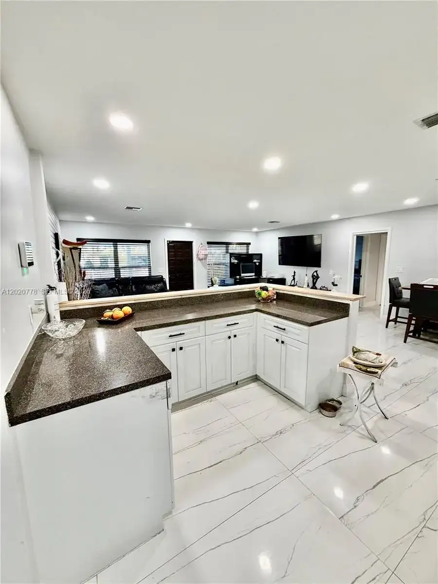 518 NW 47th Ct, Oakland Park FL 33309 photo 2
