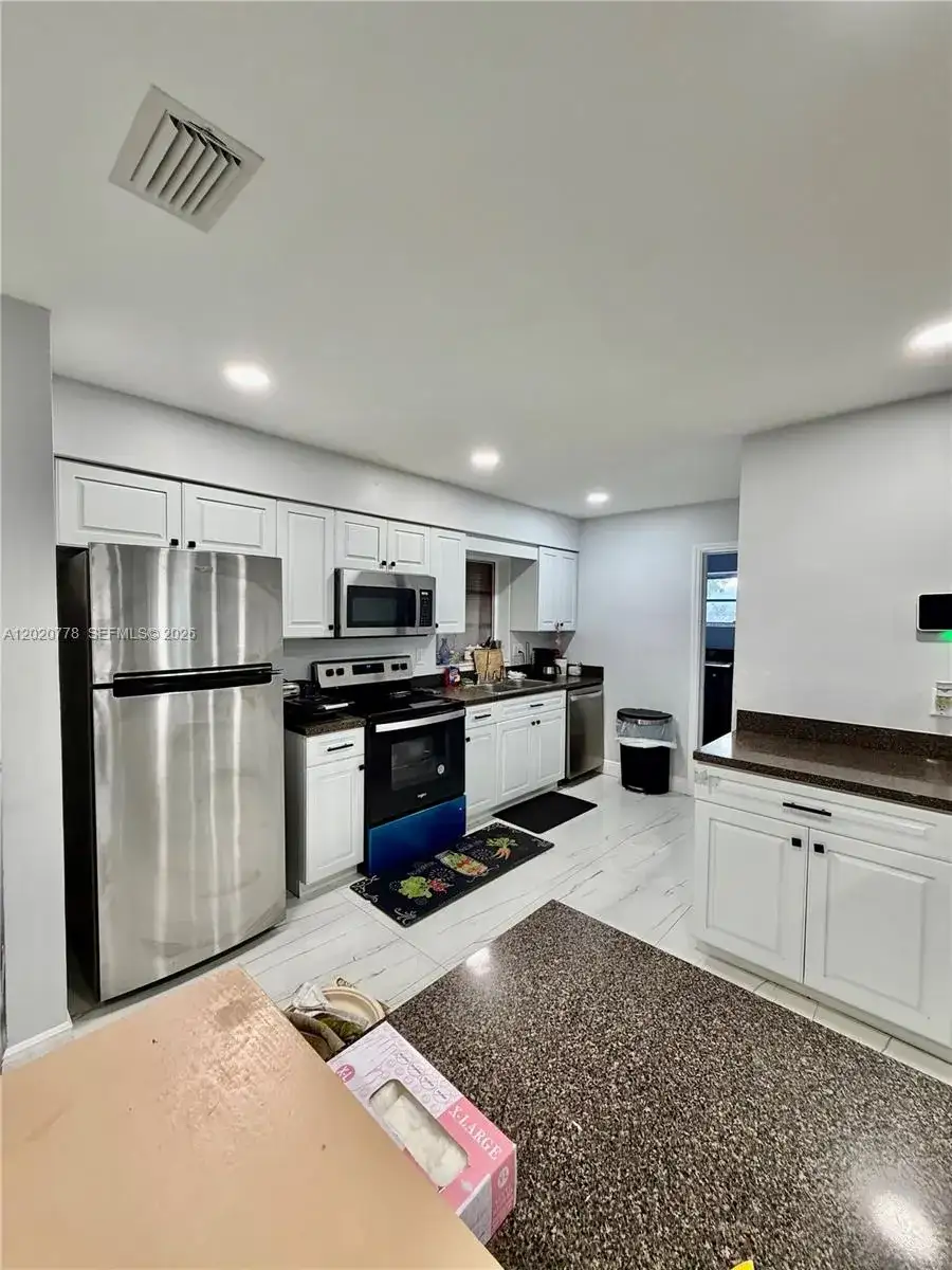 518 NW 47th Ct, Oakland Park FL 33309 photo 4