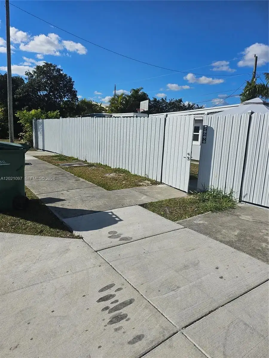 528 NW 10th St, Florida City FL 33034 photo 5