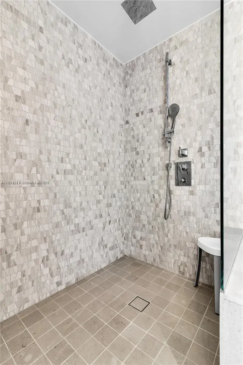 68 SE 6th St # 2012, Miami FL 33131