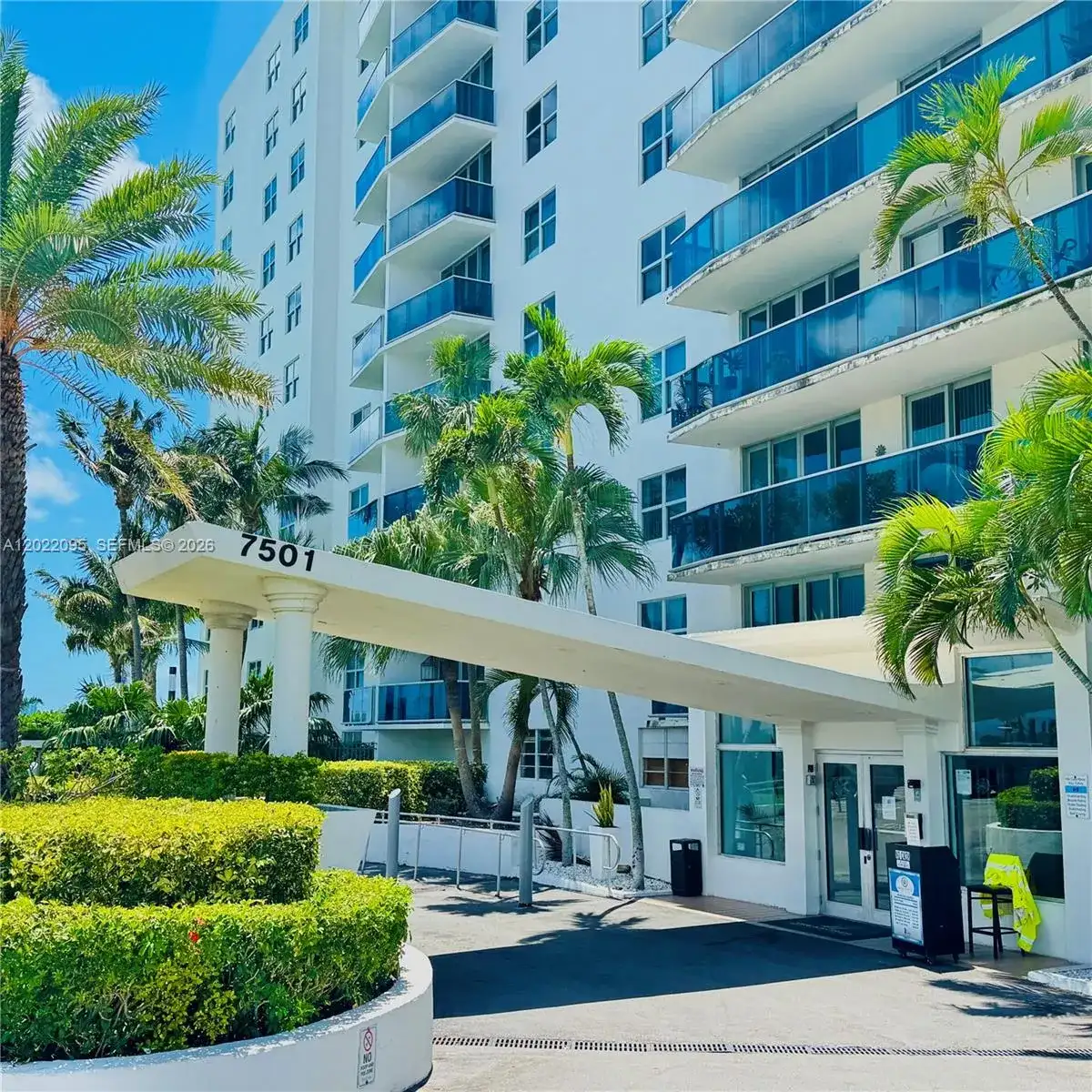 7501 E Treasure Dr # 7R, North Bay Village FL 33141 photo 2