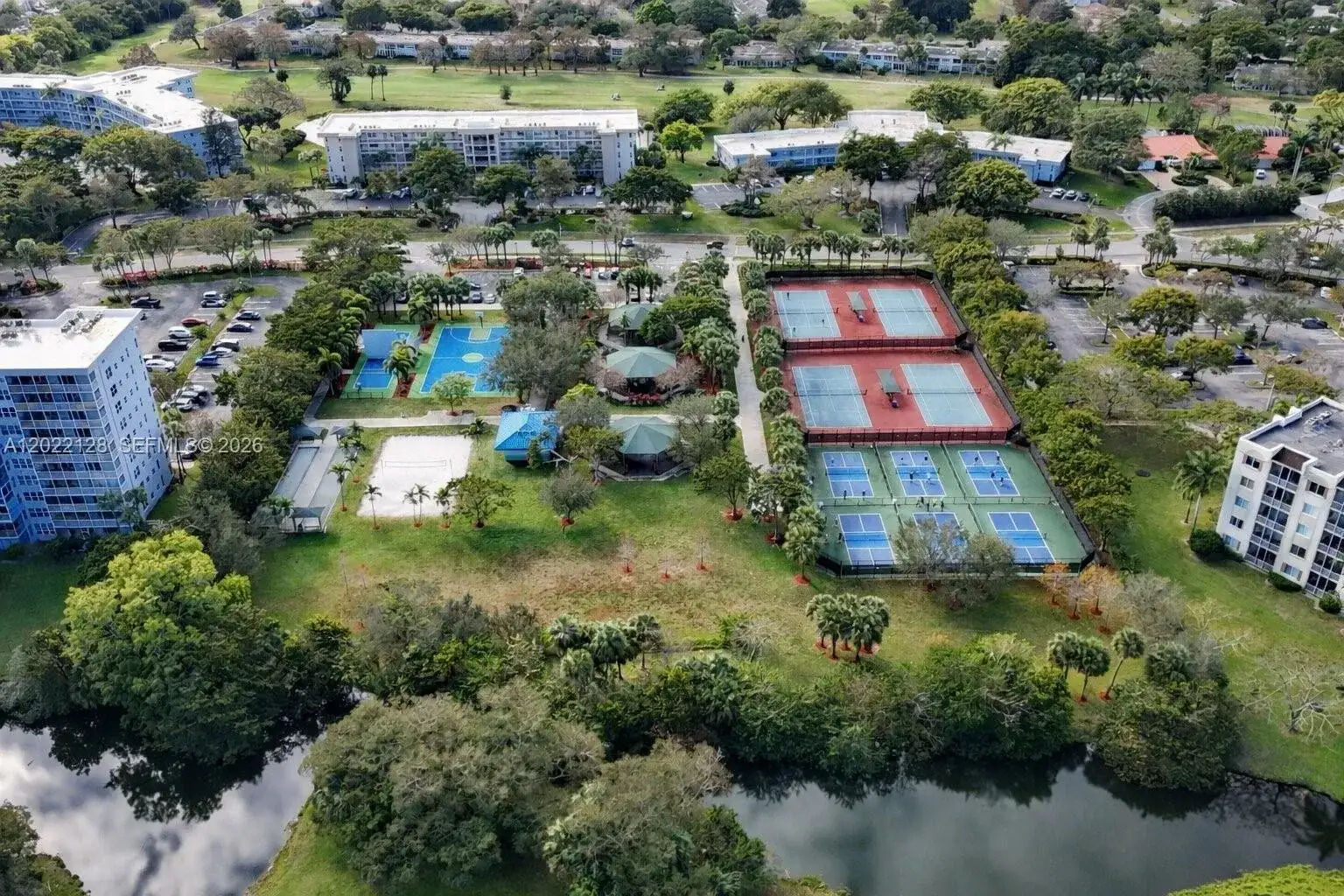 605 Oaks Dr # 502, Pompano Beach FL 33069 photo 5