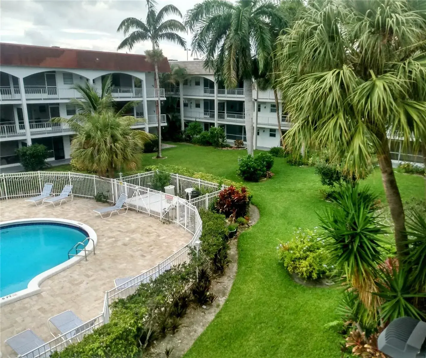 581 Blue Heron Dr # B, Hallandale Beach FL 33009