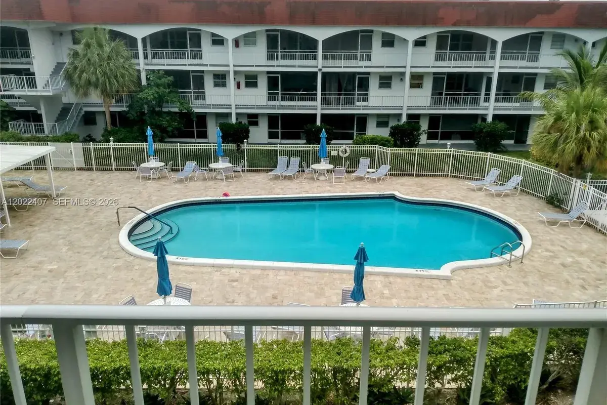 581 Blue Heron Dr # B, Hallandale Beach FL 33009
