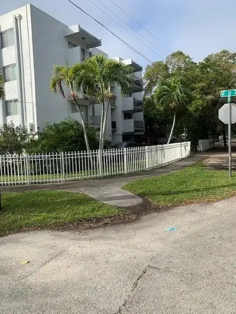 1090 NE 129th St # 202, North Miami FL 33161 photo 2