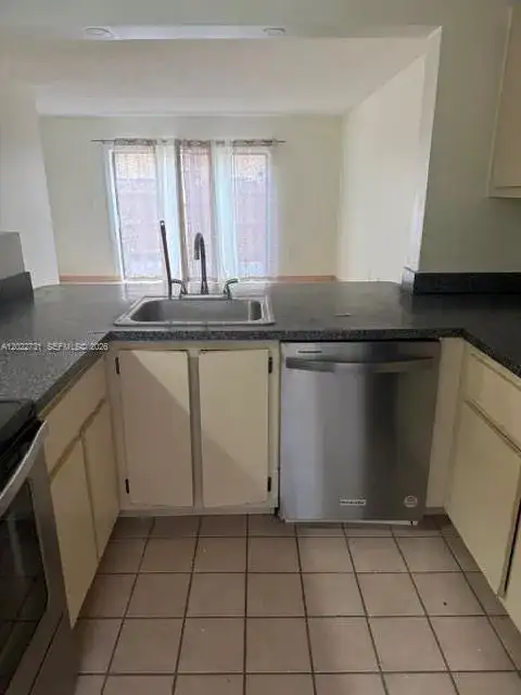 9475 PALM CR N # 9475, Pembroke Pines FL 33025 photo 4