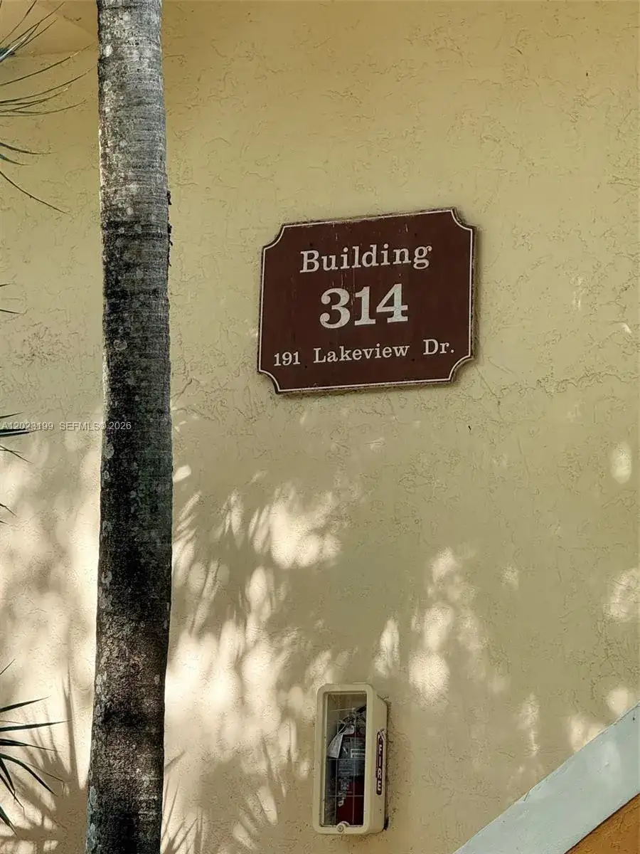 191 Lakeview Dr # 103, Weston FL 33326 photo 2