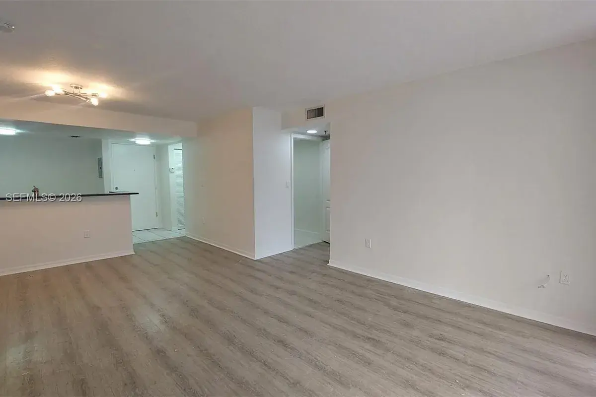 2642 Collins Ave # 408, Miami Beach FL 33140