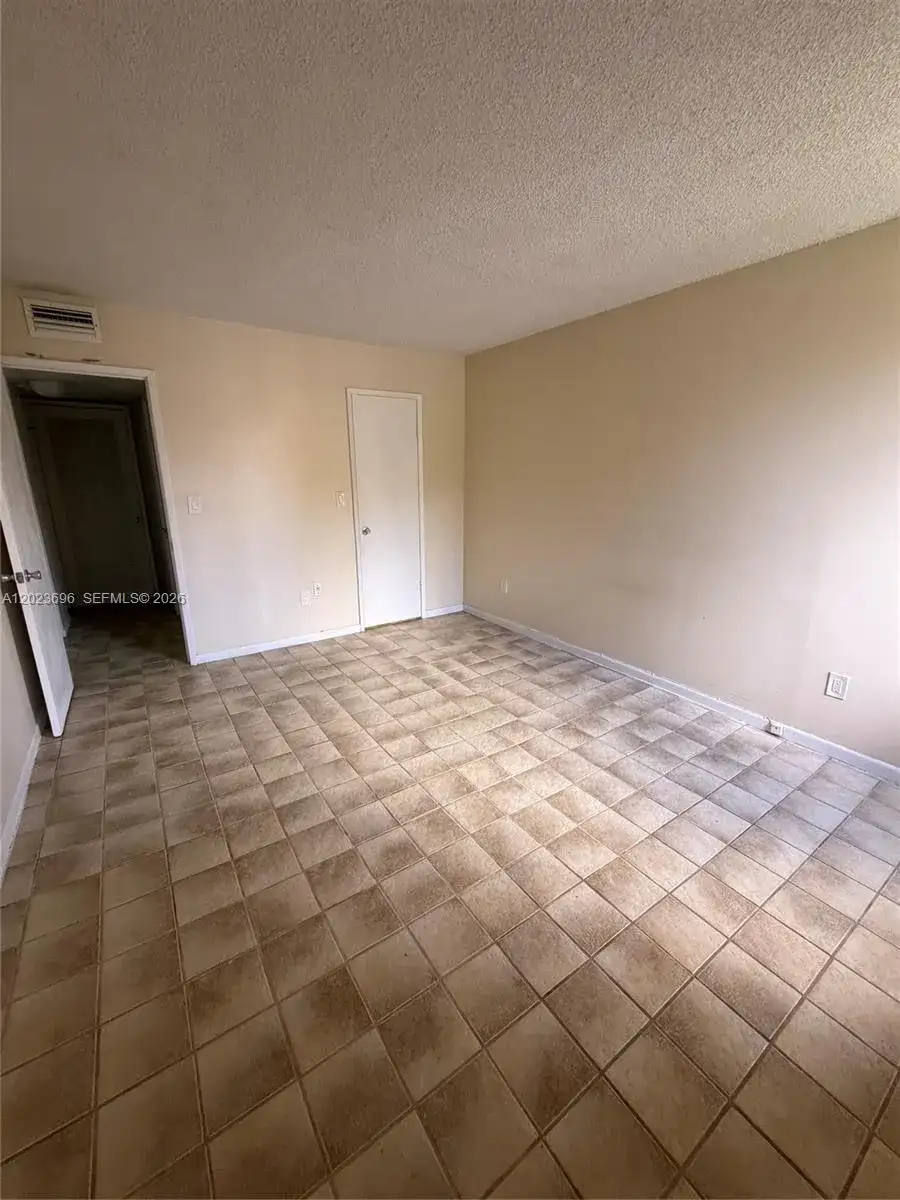 9150 Fontainebleau Blvd # 2, Miami FL 33172 photo 4