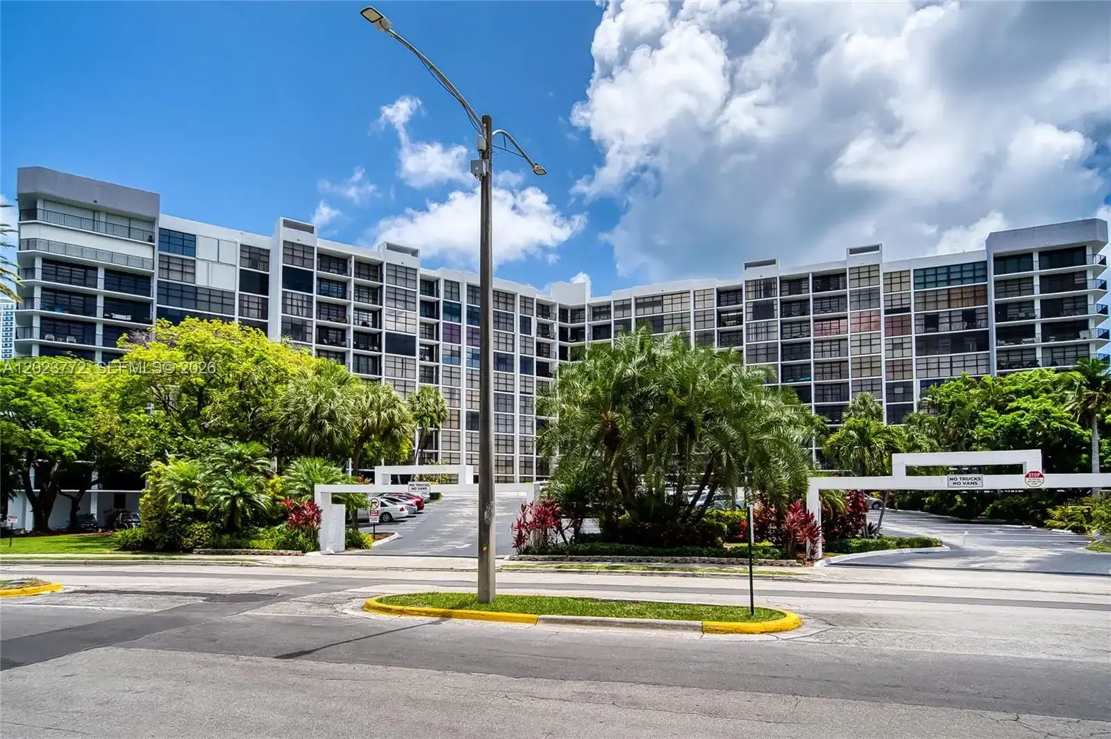 600 SW Parkview Dr # 505, Hallandale Beach FL 33009 photo 2