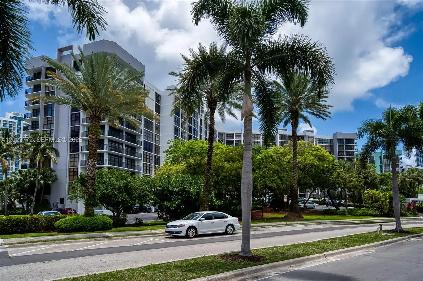 600 SW Parkview Dr # 505, Hallandale Beach FL 33009 photo 3