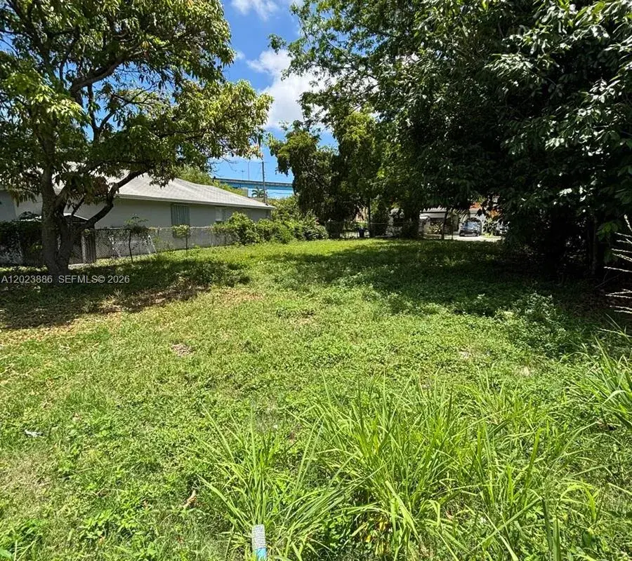 665 NW 43rd St, Miami FL 33127