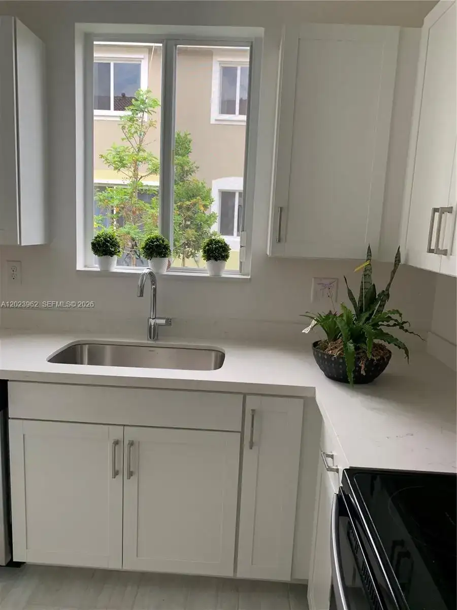 1068 SE 24th Ave, Homestead FL 33035 photo 2