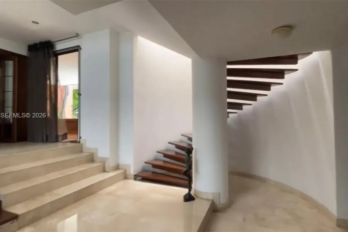 17 # 7- 120 Carrera, FL 0000
