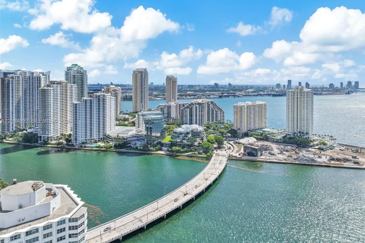 950 Brickell Bay Dr # 4204, Miami FL 33131