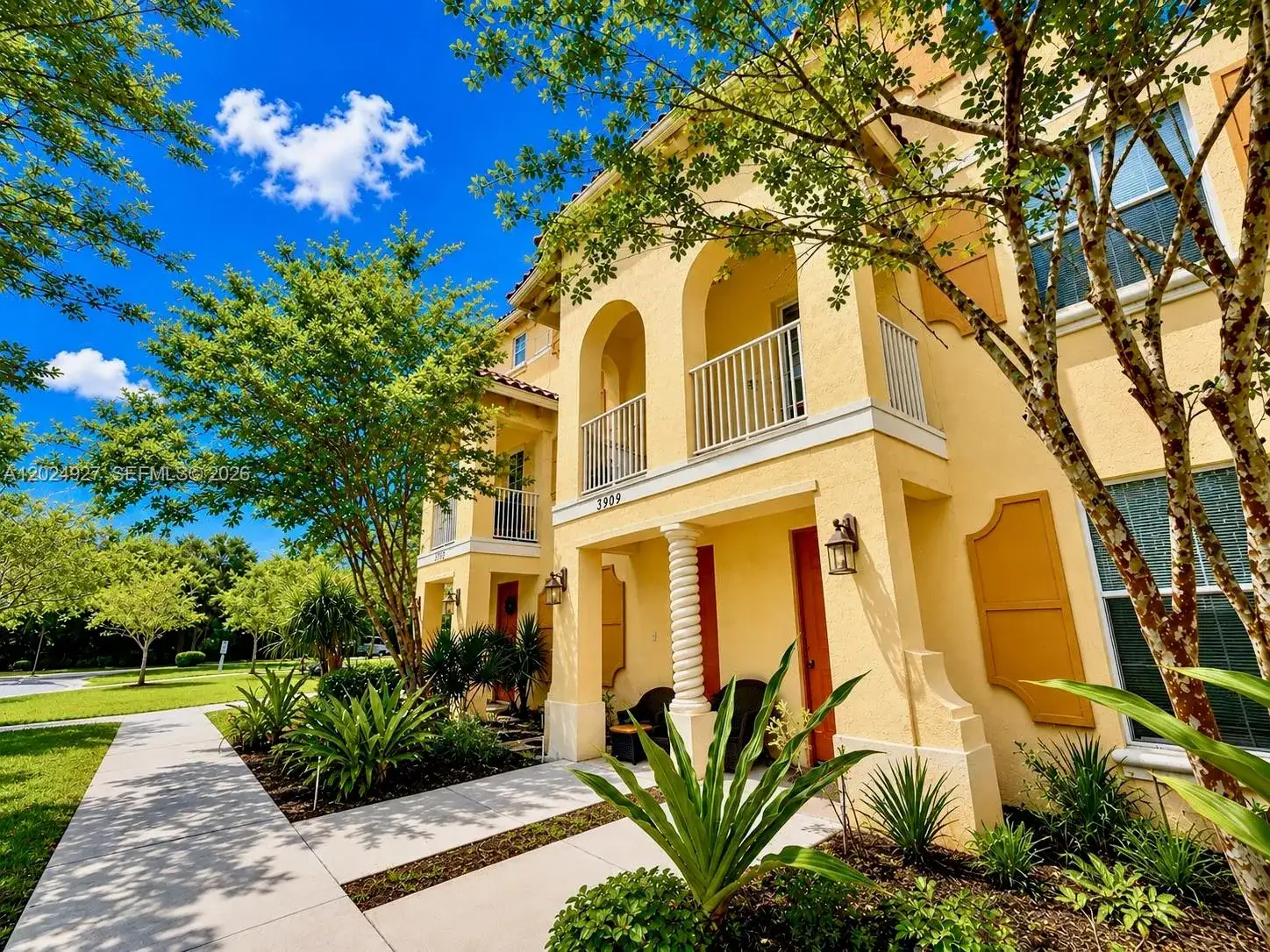 3909 White Peacock Ln, Coconut Creek FL 33073 photo 2