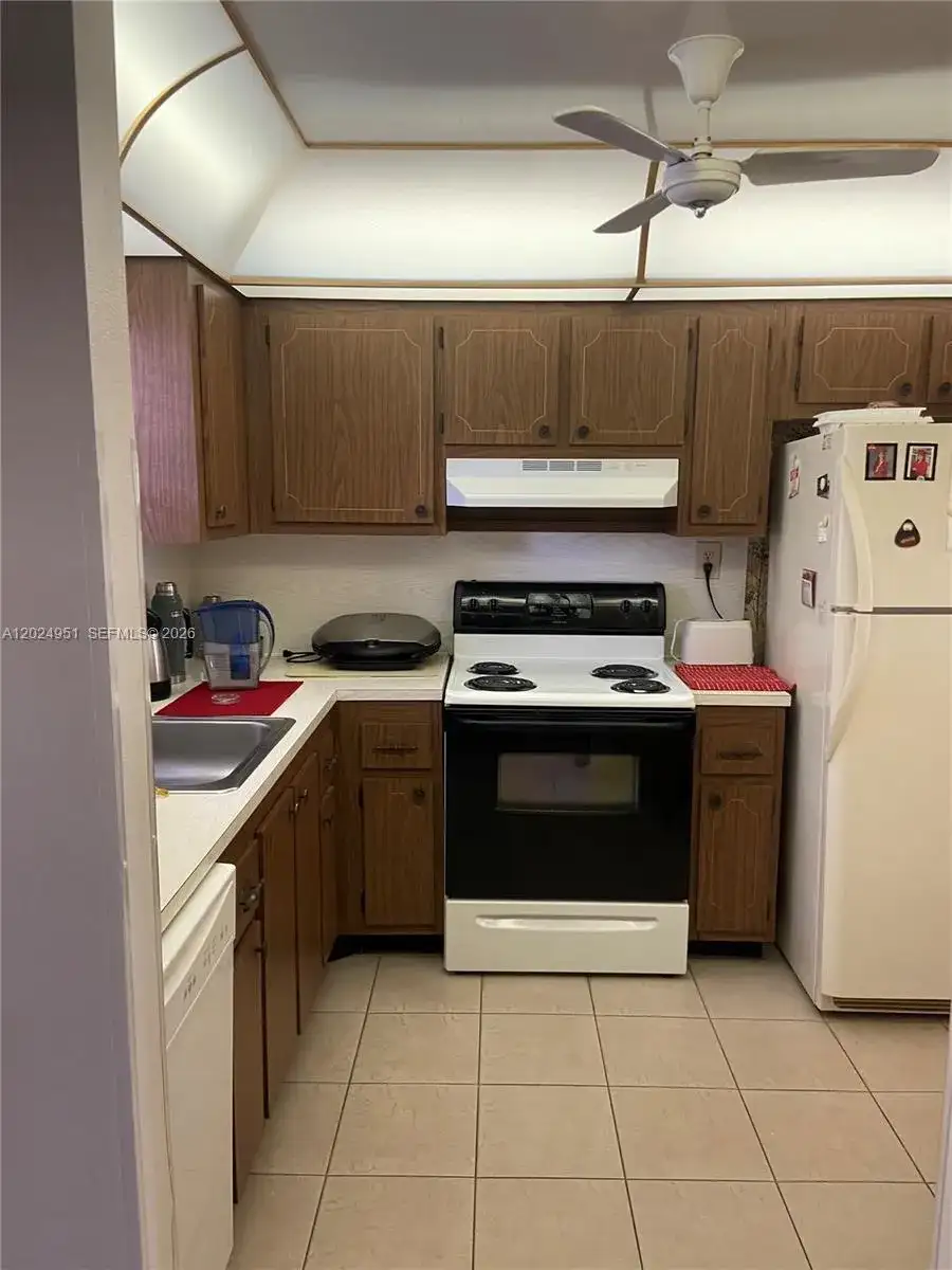 9581 Sunrise Lakes Blvd # 202, Sunrise FL 33322 photo 4