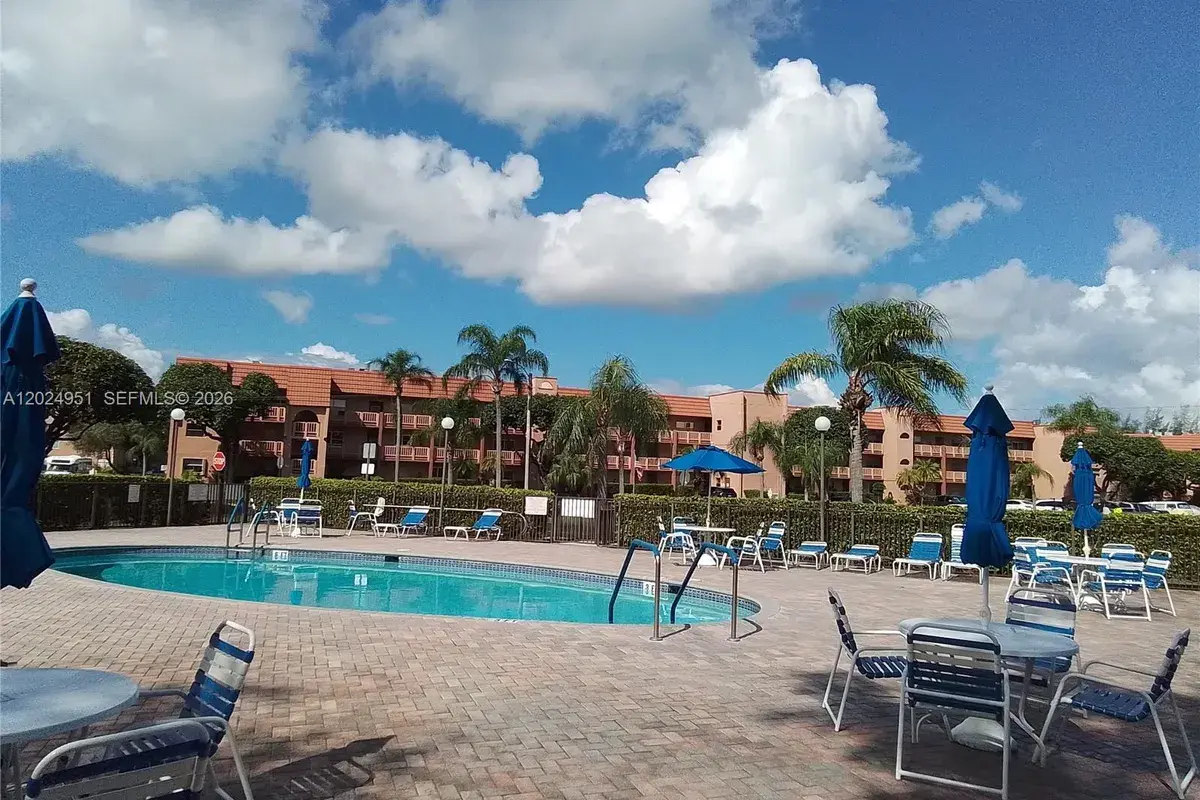 9581 Sunrise Lakes Blvd # 202, Sunrise FL 33322