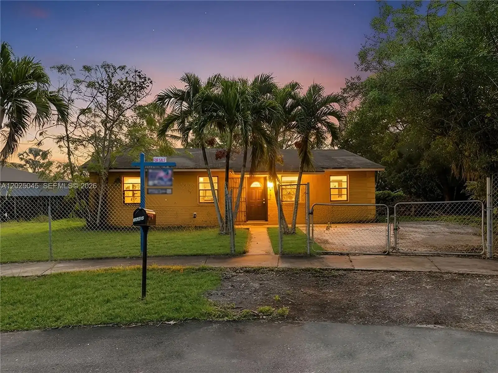 1664 SW 2nd Ct, Homestead FL 33030